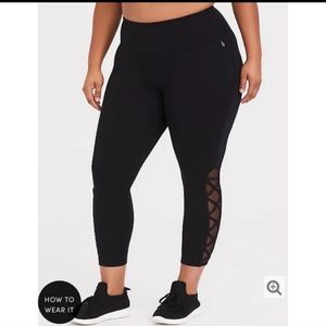 Torrid cropped active leggings with mesh lattice detail, size 5x, black.